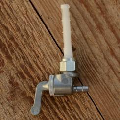 Benzinhahn KARCOMA, tankseitig 12x1 links, Abgang hinten mit Schlauchstutzen 6mm, mit Reserve 