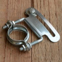 Anbauschelle für Kettenschutz, alte Ausführung, glanzverzinkt, alte Neuware mit ggf. leichter Lagerpatina 