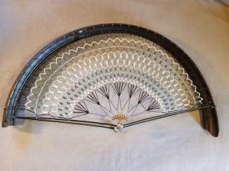 Rocknetz gem. Foto, frühe Quadranten Ausführung,  passend für 28" Räder der 00-30er Jahre, beige-grün 