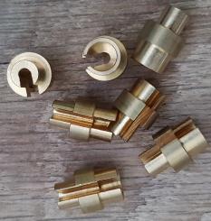 Distanzhülse 2,5mm, zum Ausgleich gelängter Bowdenzüge am Moped/Motorfahrrad etc., außen 6/10/8 mm, Zugaufnahme innen 6 mm 