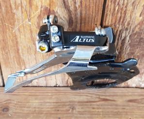 Umwerfer "Shimano Altus", 3-fach, Befestigung an der Tretlagerschale, orig. 90er Jahre,  NOS 