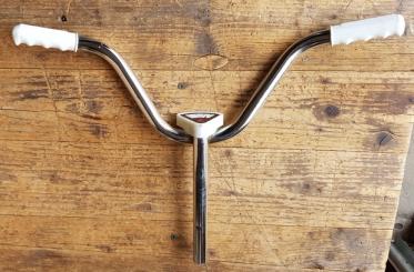 Lenker, Kinderrad 50-70er J. ,NOS,  mit Tachoblende, verchromt, 22 mm, Breite 53 cm, Gesamthöhe incl. Schaft. . ca. 38 cm 