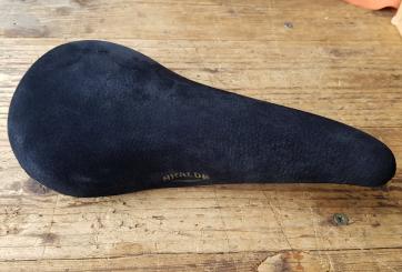 Sattel Rennrad "ISCA Aralda",  Wildleder schwarz, NOS 70/80er Jahre, ca.  275 x 145 mm 