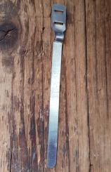 Kabelbinder, ALU, orig. Altbestand 30-60er Jahre, Ausführung mit Doppelschlitz und Ausbuchtung f. Zughülle.  