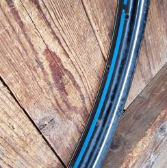 Drahtfelge 28 x 1 1/2 , ETRTO Maß 635, Breite 35 mm, blau-weiß liniert, NOS mit lagerungsbedingter Patina 