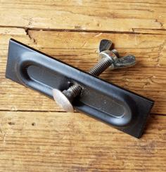 Gepäckträgerhalterung, schwarz mit Schraube. Solides 80 x 25 mm Blech, zur Befestigung alter Gepäckträger am Fahrrad 