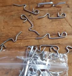 Netzhaken / Cremohaken, Stahl verzinkt, Satz mit 64 Stück, orig. NOS für Rocknetze ab den 30er Jahren 