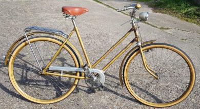 Damenfahrrad "STANDARD", 28 Zoll, Bj. 50er Jahre, schicker Alltagsklassiker, Zustand siehe Bilder.   