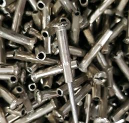 Speichennippel f. Holzfelgen, flacher Linsenkopf, 2mm, D-Schaft=4.0mm, L=22mm, vernickelt, orig. Vorkriegsware! 