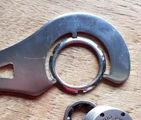 Tretlager Werkzeug / Hakenschlüssel, doppelseitig, passend f. die Konterringe klassischer Sportrad- Innenlager  