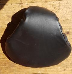 Sattelbezug schwarz, neu aus älterem Bestand, ca. 25 x 20 cm Innenmaß, Kunstleder gepolstert 