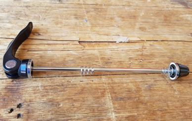 SRAM- Schnellspanner für Hinterradnabe, schwarz,  mit ca. 135 mm Einbaumaß,   NOS ab 90er Jahre  