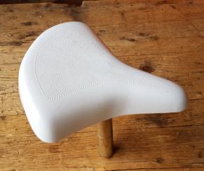 Kindersattel, Kunststoff weiss, incl. 22 mm Sattelstütze, ideal für kleine Kinderräder, Dreiräder etc., orig. alte Neuware !   