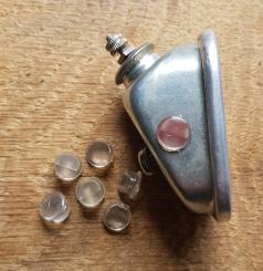 Rücklicht - Seitenauge, ältere Neuware, passend für viele Rücklichttypen, kann einfach eingesteckt und ggf. verklebt werden. 