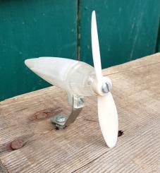 Schutzblechfigur in Torpedoform,  orig. 60-70er Jahre, perlmuttweiß, , Kunststoff, mit Propeller, orig. Altbestand NOS 