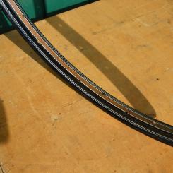 Felge 28 x 1,75, Linierung braun/weiß, Breite 37 mm, 36-loch, Ventilbohrung 8,5 mm 