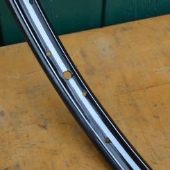 Wulstfelge 28 x 1,5 silber/weiß liniert, 36-loch, 