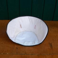 Kunststoffeinsatz für Kindersitz, Sitzfläche ca. 205 x 205 mm, Schaumstoff altersbedingt zerbröselt, Kunststoff bezogen.    