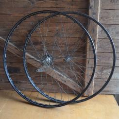 Laufradsatz 28 x 1,5 für Wulstbereifung 1938, Linierung blau weiß geflammt, Breite 33 mm, Einbaumaß 95/110 mm 