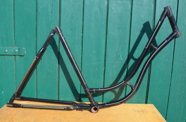 Fahrradrahmen Damenrad 28 Zoll, Fabrikat unbekannt. Vor Jahrzehnten neu lackiert und handliniert 