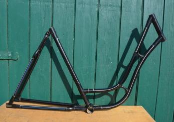 Fahrradrahmen Damenrad 28 Zoll, Fabrikat unbekannt. Vor Jahrzehnten neu lackiert und handliniert 