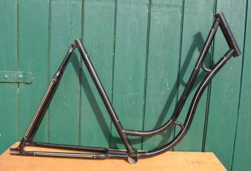 Fahrradrahmen Damenrad 26 Zoll, Fabrikat unbekannt. Vor Jahrzehnten neu lackiert und handliniert 