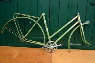 Fahrradrahmen "Triumph" mit Schutzblechsatz, Schutzblechfigur und Gepäckträger 