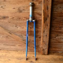 Gabel 28 Zoll, blau metallic, Schaftlänge 390 mm, Weite oben 47 mm, 70/80er Jahre. Zustand siehe Bilder. 