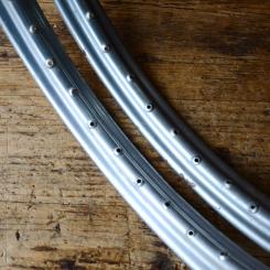 Felgensatz 23 x 2,25 silber lackiert,36 Loch NOS mit Patina, Bohrung 4,5 mm 