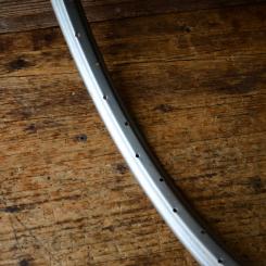 Felge 23 x 1,75, silber lackiert, NOS mit leichter Patina, Breite 36 mm, Bohrdurchmesser 4,5 mm 