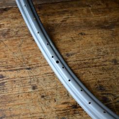 Felge 26 x 2,25/2,50 (2 ½ - 22) silber über lackiert, narbig, Breite 51 mm, 36-loch 