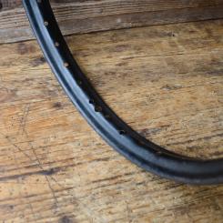 Felge 20 x 2,00, schwarz lackiert, Breite 40 mm, Bohrdurchmesser 6 mm, NOS mit Patina 