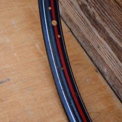 Felge für Drahtbereifung 26 x 1,75, Dekor rot-weiß, Lagerpatina, teilw. OVP, Breite 35 mm, 36-Loch 