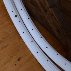 Felge für Drahtbereifung 26 x 1,75, vor längerer Zeit weiß lackiert,  Breite 36,5 mm, 36-Loch 
