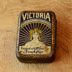 Flickzeug Blechdose "VICTORIA" orig. 20er Jahre, 81 x 59 x 30 mm, ohne Inhalt 