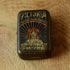 Flickzeug Blechdose "VICTORIA" orig. 20er Jahre, 67 x 45 x 22 mm, ohne Inhalt  