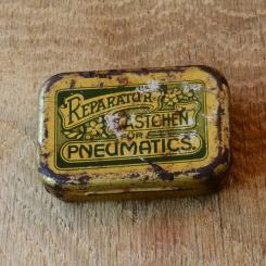 Flickzeug Blechdose orig. 20er Jahre, 69 x 47 x 20 mm, ohne Inhalt  