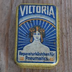 Flickzeug Blechdose "VICTORIA" orig. 30 er Jahre, 67 x 45 x 21 mm, ohne Inhalt 