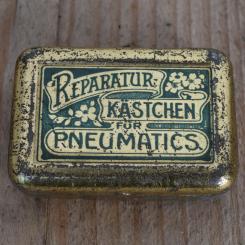 Flickzeug Blechdose "FÜR PNEUMATICS" orig. 20 er Jahre, 59 x 40 x 18 mm, ohne Inhalt 