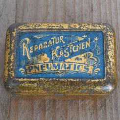 Flickzeug Blechdose "FÜR PNEUMATICS" orig. 20 er Jahre, 58 x 39 x 19 mm, ohne Inhalt 