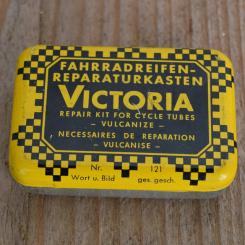Flickzeug Blechdose "VICTORIA" orig. 50 er Jahre, 59 x 40 x 16 mm, ohne Inhalt 