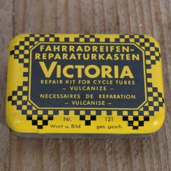 Flickzeug Blechdose "VICTORIA" orig. 50 er Jahre, 59 x 39 x 16 mm, ohne Inhalt 