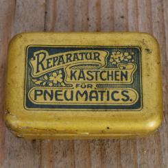 Flickzeug Blechdose "FÜR PNEUMATICS" orig. 20 er Jahre, 58 x 39 x 18 mm, ohne Inhalt 