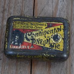 Flickzeug Blechdose "CONTINENTAL-PNEUMATIC" orig. 10 er Jahre, 58 x 39 x 19 mm, ohne Inhalt 