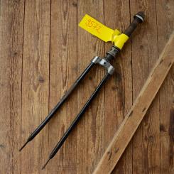 Gabel 28"orig. 50er J. unrestauriert, Schaftlänge 228 mm, Scheidenlänge 400 mm, Weite oben 59 mm, Zustand siehe Bilder  
