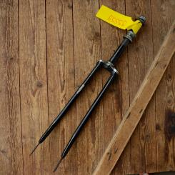 Gabel 28"orig. 60-70er J. unrestauriert, Schaftlänge 220 mm, Scheidenlänge 400 mm, Weite oben 58 mm, Zustand siehe Bilder  