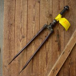 Gabel 28"orig. 30-50er J. unrestauriert, Schaftlänge 221 mm, Scheidenlänge 393 mm, Weite oben 58 mm, Zustand siehe Bilder  
