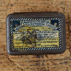 Flickzeug Blechdose "FAHRRADFABRIK AUGUSTENBROK" orig. 10er Jahre, 15 x 74 x 36 mm, für Motorräder und Fahrräder, ohne Inhalt 