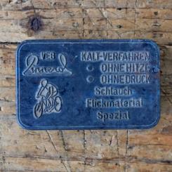 Flickzeug Kunststoffdose "PINNEROL" orig. 50er Jahre, 77 x 48 x 21 mm, ohne Inhalt 