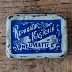 Flickzeug Blechdose "FÜR PNEUMATICS" orig. 20er Jahre, 80 x 60 x 24 mm, ohne Inhalt 
